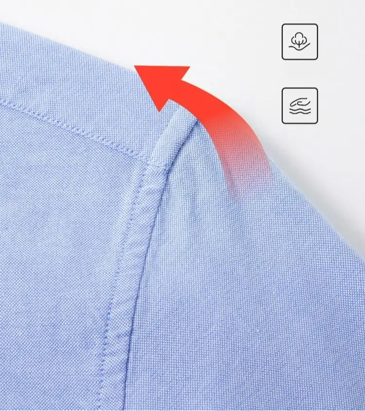 Camisa Oxford de algodón color azul claro, corte slim fit, para hombre, con un cuello de tejido con textura discreta.
