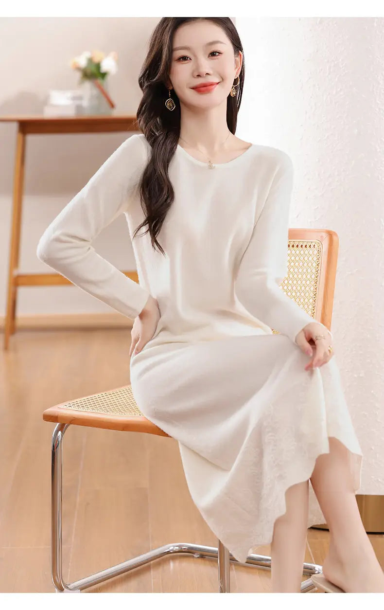 Ein weiches Wollstrickkleid in Off-White mit langen Ärmeln, Rundhalsausschnitt und asymmetrischer Saumlinie.
