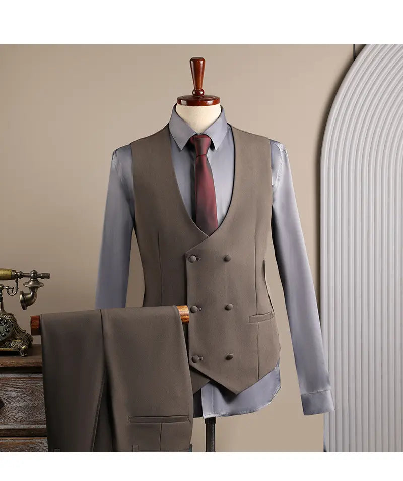 Ensemble trois pièces costume d’affaires pour homme slim fit gris anthracite, veste double boutonnage à revers crantés, fermeture à deux boutons et pochette de poitrine assortie, présenté sur un mannequin, adapté aux soirées décontractées et aux occasions d’affaires en mode masculine.