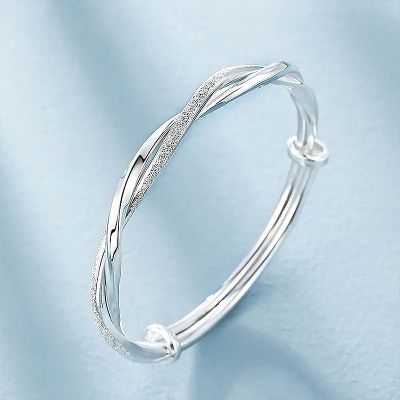 Silbernes verdrehtes Armreif mit einer strukturierten, funkelnden Oberfläche und glatten, polierten Bereichen aus der ursprünglichen „Pretty Weave“-Armbändersammlung, silberplattiert für Damen.