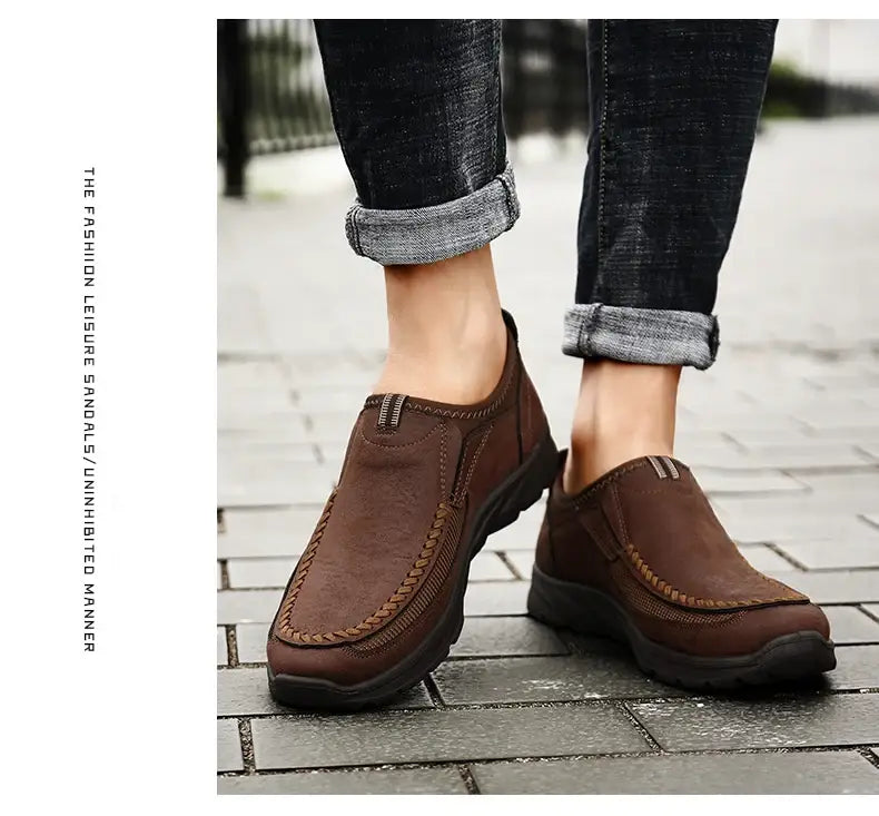 Mocassins homme décontractés en cuir à enfiler en marron, avec des détails cousus et une semelle robuste conçue pour le confort et le style.