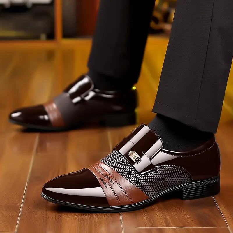 Zapatos de vestir de punta afilada de lujo para hombre en charol marrón y blanco, con panel de malla, correa marrón y hebilla plateada.