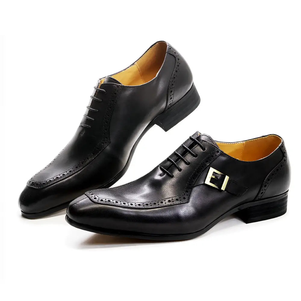 Chaussures de ville à bout brogue type derby Oxford en cuir noir pour homme en cuir véritable, avec détails brogue et une boucle ton or sur le côté.