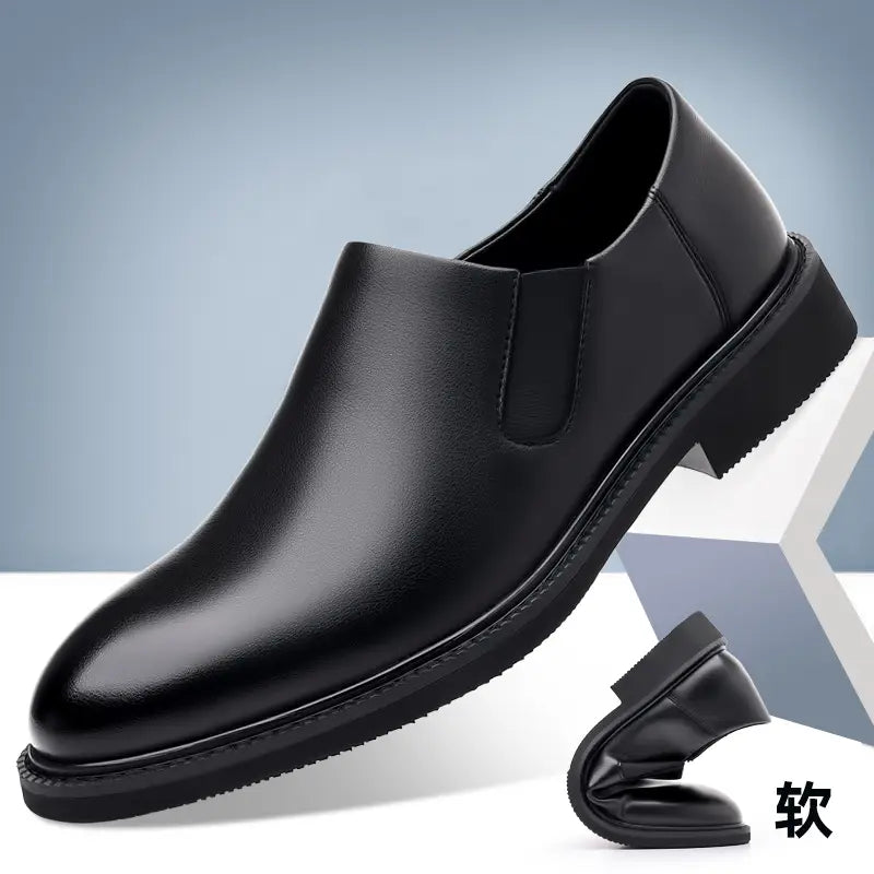 chaussure habillée à enfiler en cuir noir pour hommes, avec petit talon et soufflets latéraux élastiques, vue depuis l’arrière