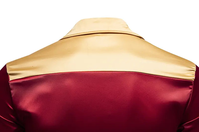 Herrenhemd mit goldfarbenem Besatz aus Satin in glänzendem Rot und Gold mit strukturiertem Kragen.