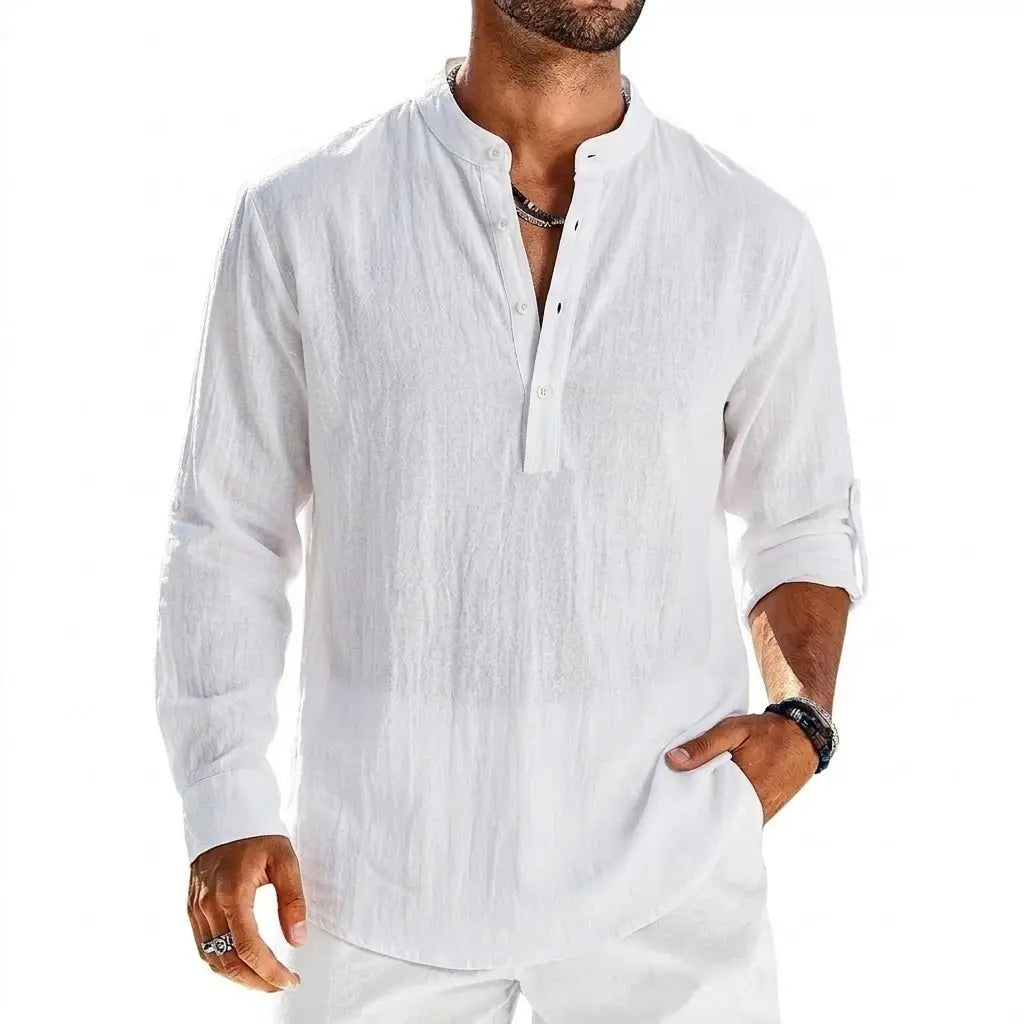 Chemise Henley à manches longues en coton et lin blanc pour homme, avec col mandarin et manches retroussées.