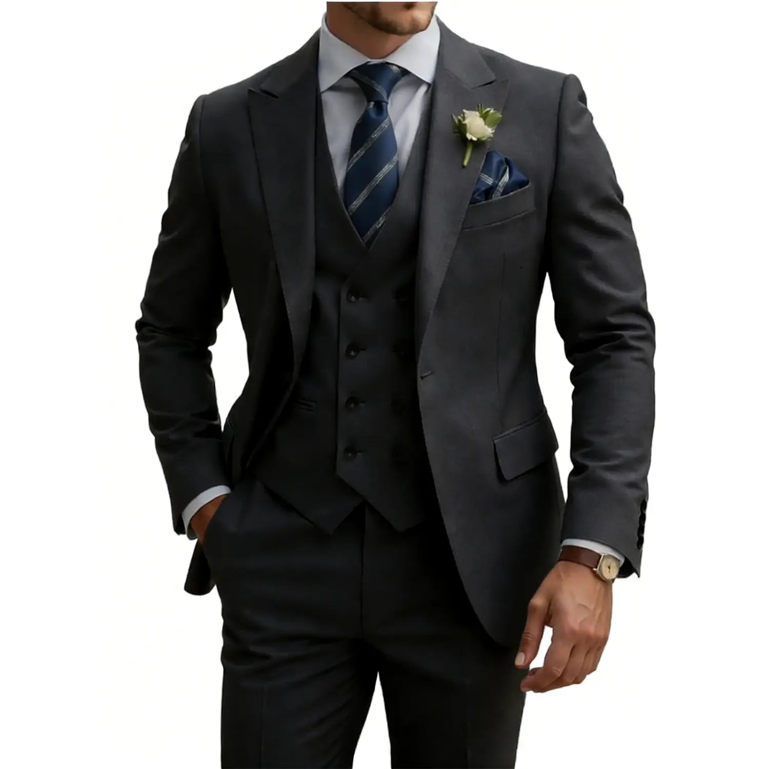 Costume trois pièces beige pour hommes en coupe croisée double boutonnage, avec un gilet gris anthracite finement taillé et un pantalon, rehaussés d’une cravate à rayures bleu marine et d’un mouchoir de poche assorti.