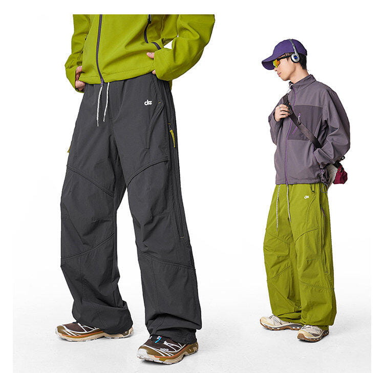 pantalones cargo impermeables de senderismo para hombre en gris oscuro con tejido de secado rápido, costuras reforzadas, múltiples bolsillos y un logotipo de marca sutil en el muslo.
