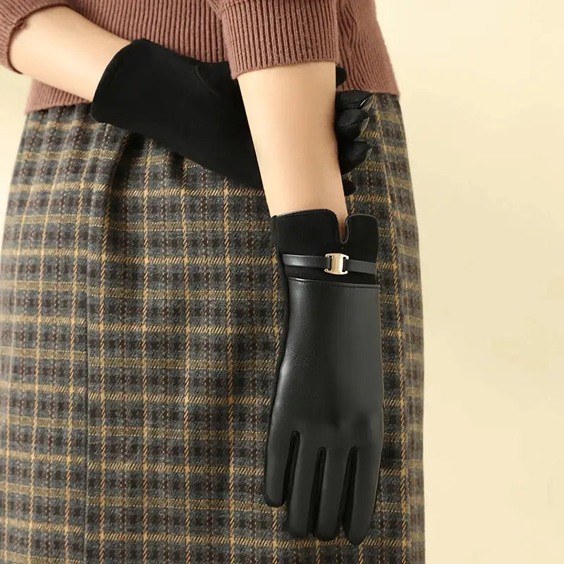Schwarze Damen-Winterhandschuhe aus Leder mit Touchscreen-Funktion, die die Rückseite zeigen, mit Samtabschluss und einer goldfarbenen Schnalle am Handgelenk.