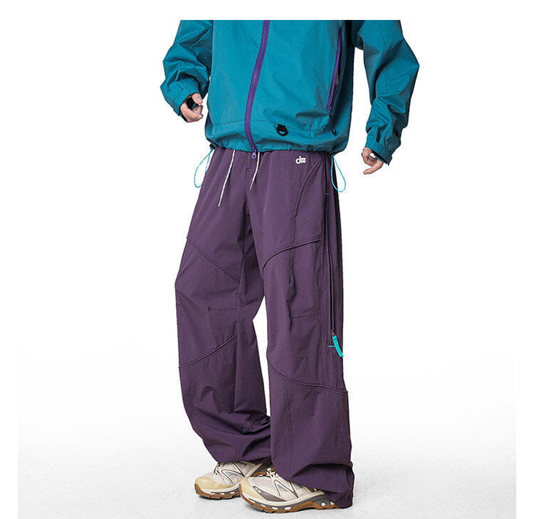 pantalones cargo impermeables de senderismo para hombre en color morado, con detalles de cremallera verde azulado y cinturilla con cordón, elaborados con material de secado rápido.