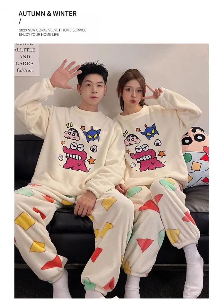 Conjunto de pijamas de pareja de terciopelo coral de Shin Chan en vellón coral color crema, con divertidos estampados de dibujos animados en las prendas de manga larga y los pantalones, para ropa de estar en casa cómoda; los clientes pueden ponerse en contacto con el servicio de atención al cliente para recibir asistencia.