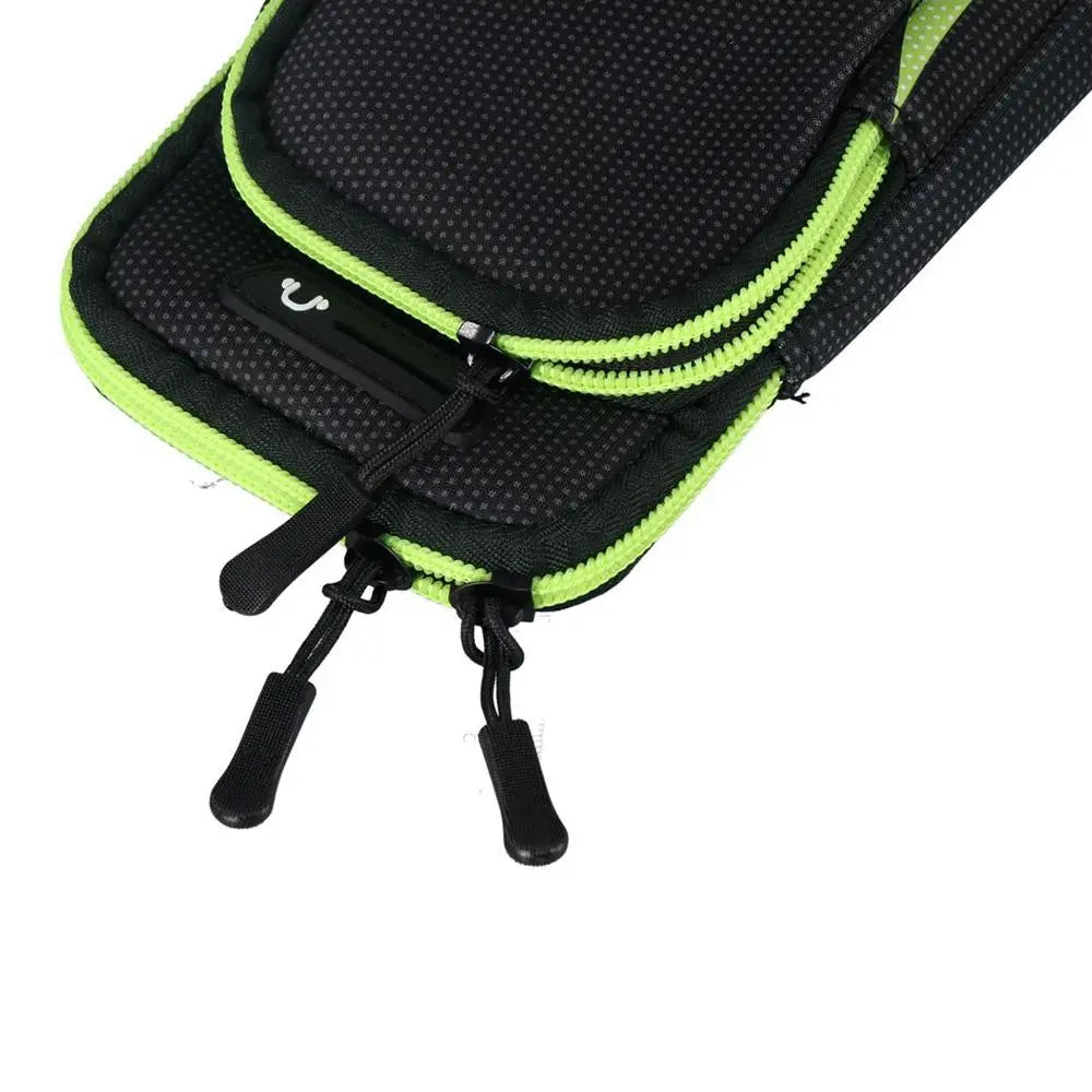 Housse de téléphone de sport imperméable avec armband en maille noire, avec fermeture éclair vert néon et bordure, ainsi que des languettes de traction noires conçues pour un usage actif