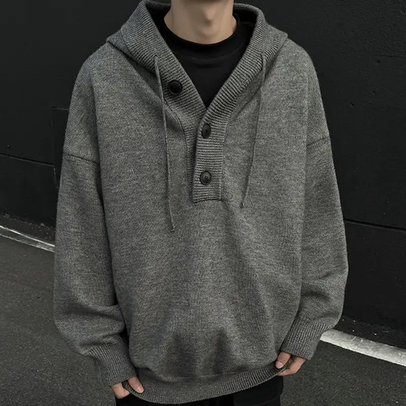 Grau melierter Strickhoodie mit schwarzen Knöpfen und Kordelzügen, entworfen als Herren-übergroßer Strickpullover mit Kapuze im Retro-Streetwear-Pullover-Stil.