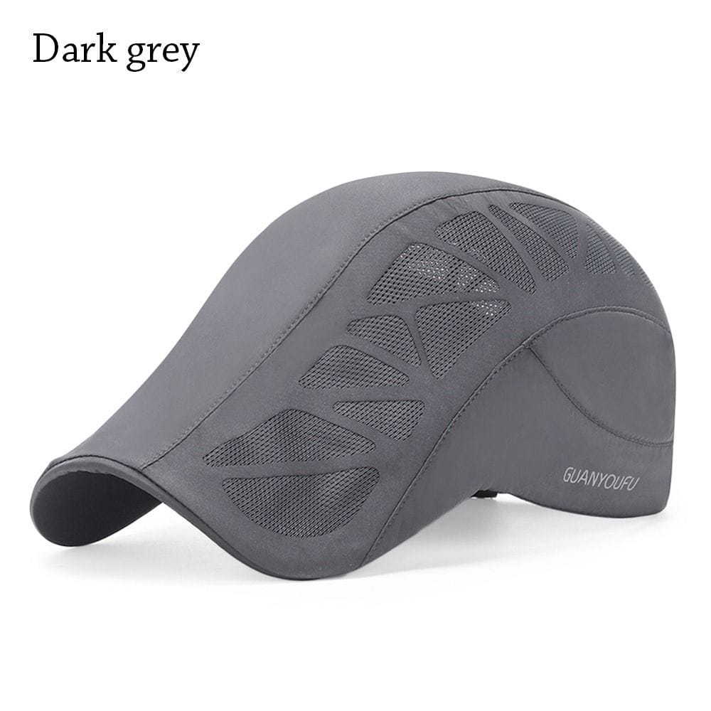 Gorra estilo bombín de malla para golf gris oscuro, con paneles de ventilación transpirables y un logotipo de marca sutil en el lateral, ideal para conducir en verano.