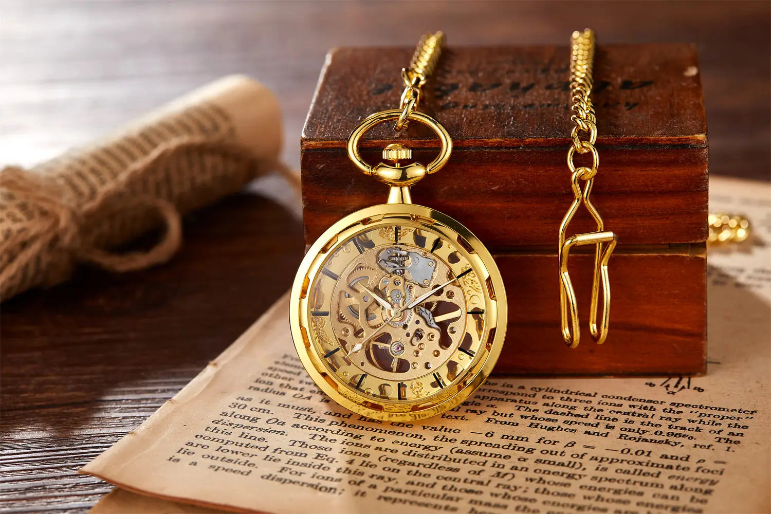 Montre de poche mécanique en or, squelette à remontage par la main, avec finition en laiton poli et engrenages apparents, arborant des chiffres romains.