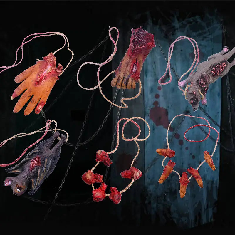 Ensemble de fausses parties du corps suspendues d’Halloween sanglantes comprenant des mains et des pieds sectionnés sanglants ainsi que des membres de chauve-souris suspendus par des ficelles, pour une décoration d’Halloween effrayante.