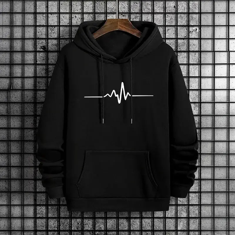 Herren-Winter-Casual-Kapuzenpullover in Schwarz mit weißer Herzschlag-Liniengrafik auf der Vorderseite, aus angenehmem Material gefertigt und an einem Holzkleiderbügel hängend.