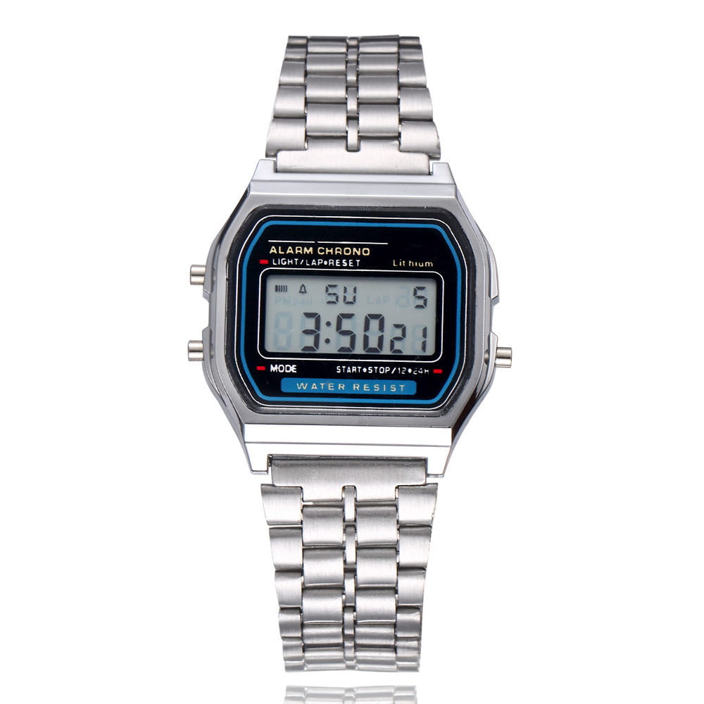 Des hommes ont mené une montre numérique avec un boîtier rectangulaire argenté en acier inoxydable et un bracelet à maillons métalliques, affichant une rétroéclairage bleue autour de l’écran.