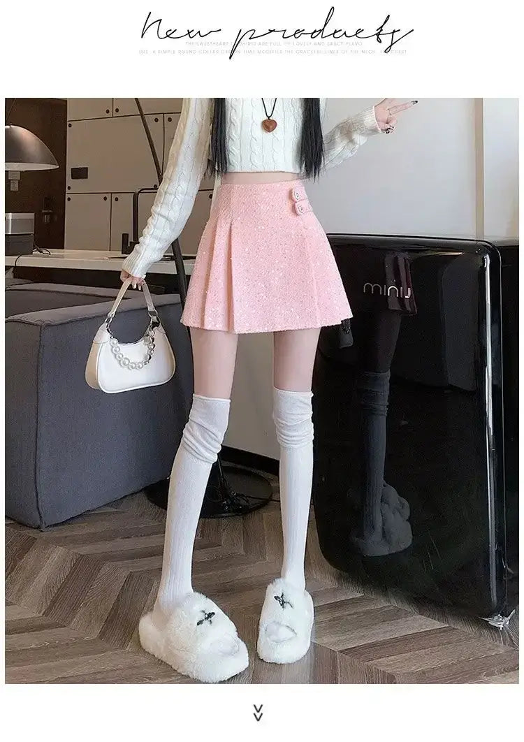 Rosa Bouclé-Falten-Minirock mit kleiner floraler Applikation an der Seite