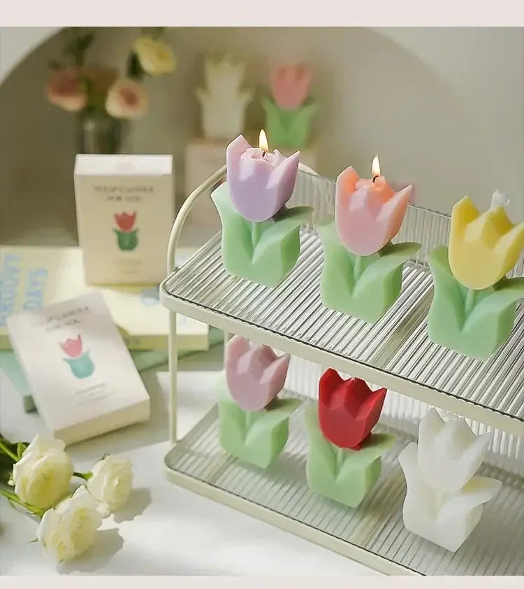 緑色の蝋の茎と土台を備えた淡いパステルカラーのチューリップの香り付きキャンドルで、審美的な室内装飾用として設計されています。