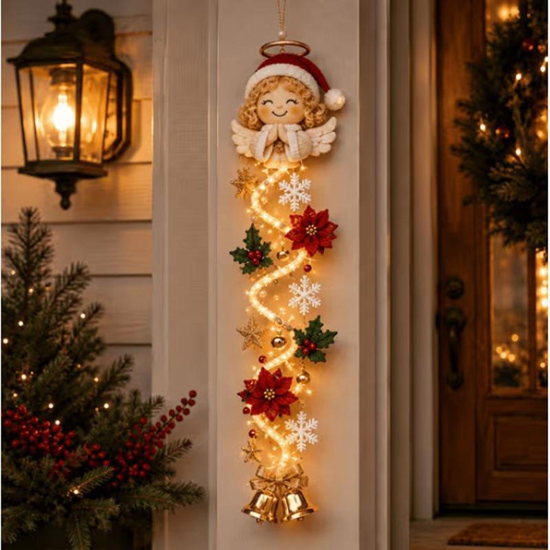 Un adorno festivo de ángel iluminado para colgar en la pared de Navidad, con rostro sonriente, alas blancas, gorro rojo tipo Santa y luces brillantes hechas de material compuesto, decorado con copos de nieve, poinsettias, hojas de acebo, campanas doradas y pequeños adornos dorados.