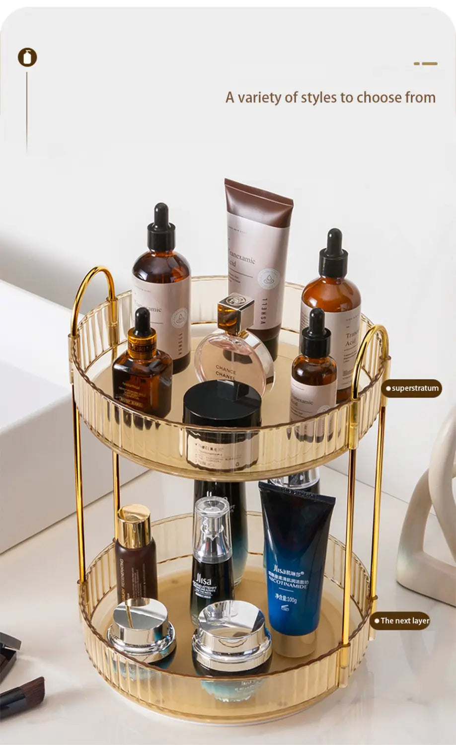 Goldfarbener Dreh-Make-up-Organizer mit zweistufiger, großer Aufbewahrung, Spiegeloberflächen und schmalen Metallstangengriffen für eine effiziente Ordnung auf dem Waschtisch.