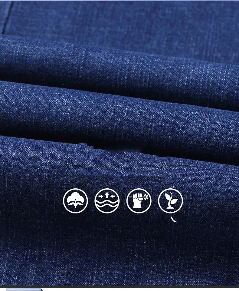 Jeans en denim extensible à coupe slim pour hommes en tissu bleu foncé, avec un tissage texturé et des décolorations subtiles.