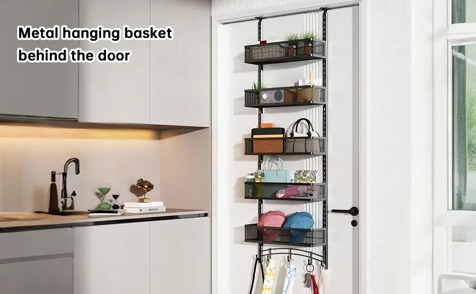 Système de panier suspendu en métal noir de type black metal en fer blanc, doté de plusieurs niveaux montés au-dessus d’une porte pour un rangement organisé.