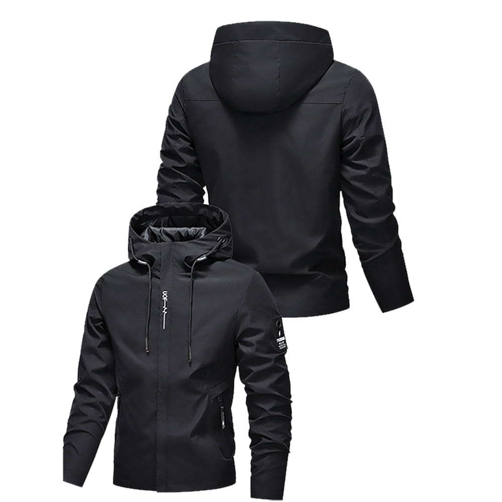 Chaqueta impermeable con capucha para hombre en color negro, con tejido elegante resistente al agua y marca blanca discreta en el pecho y la manga, diseñada para actividades al aire libre.