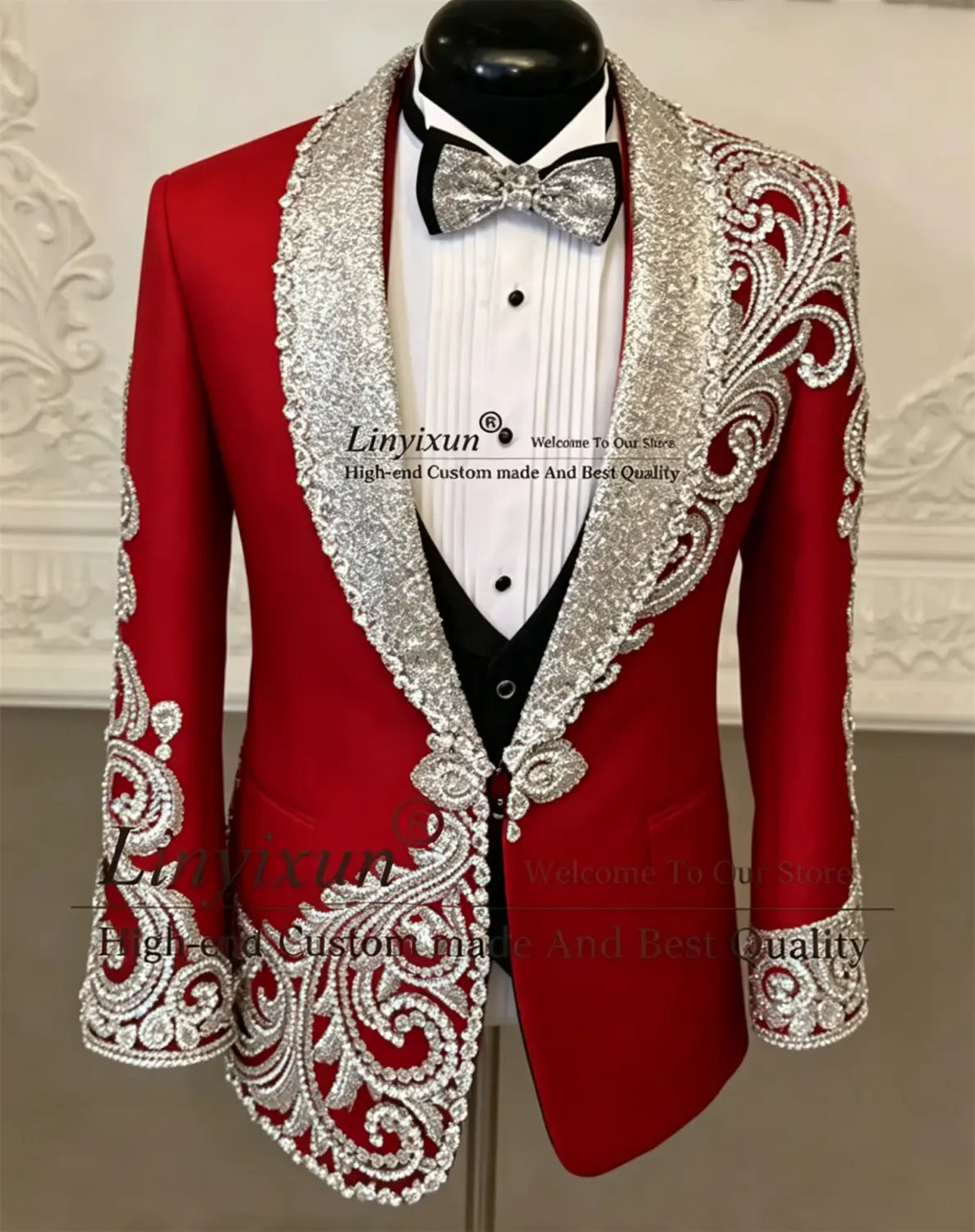 Veste de tuxedo en velours rouge, avec broderie paisley argentée complexe, rehaussée de perles et de sequins sur les revers, les poignets et les bordures avant, pour un costume de tuxedo de mariage pour hommes