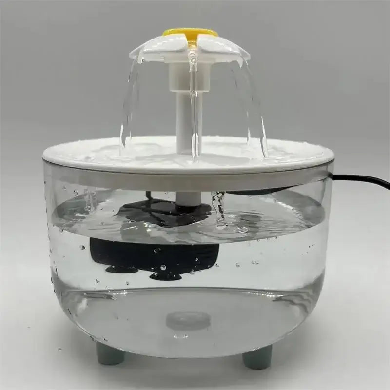 klarer Kunststoff-Automatik-Trinkwasserspender für Haustiere mit weißer Basis und gelbem Oberteil, mit Wasser, das aus dem zentralen Auslauf für die Nutzung durch Haustiere herabströmt