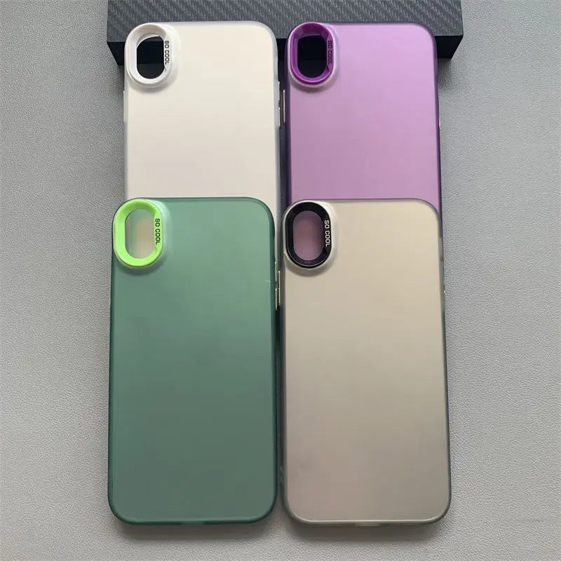 Quatre étuis pour téléphone iPhone en dégradé de couleurs mats, avec des lentilles de caméra intégrées, et une marque tellement cool affichée depuis le côté arrière.