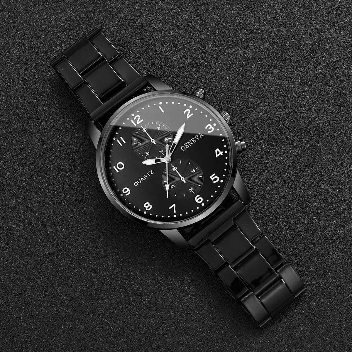 Montre à quartz Genève noire avec chronographe en acier inoxydable, bracelet en acier inoxydable élégant et cadran noir comportant des chiffres blancs et des compteurs de chronographe.