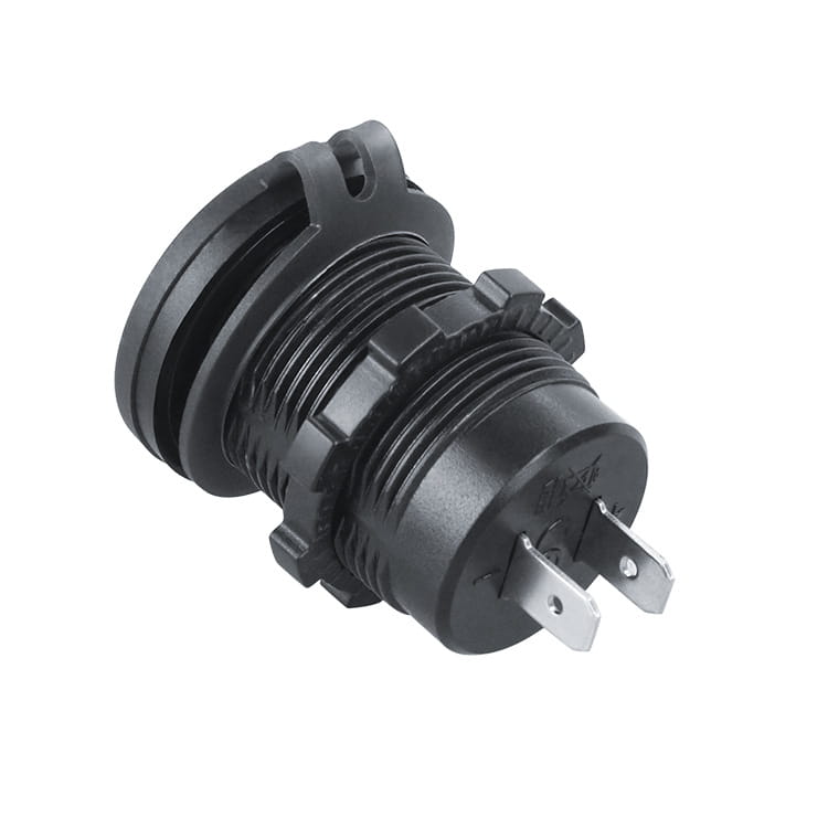 Schwarzer Kunststoff-12-V-Gleichstrom-Netzstecker mit zwei metallischen Stiften und verschraubbarer Verriegelungshülse auf der Rückseite einer 96-W-4-Port-USB-Autoladebuchse mit Voltmetersockel.