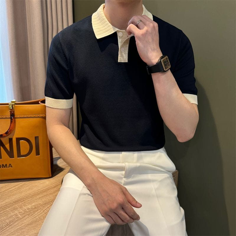 Camiseta tipo polo de punto con bloques de color azul marino con cuello acanalado color crema y puños de las mangas, confeccionada en tejido de punto suave.