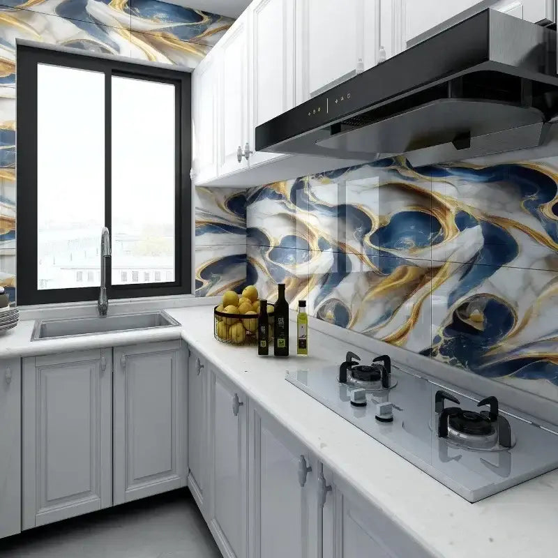 La cocina cuenta con pegatinas para azulejos con respaldo adhesivo diseñadas como paneles de mármol autoadhesivos impermeables en azulejos de cerámica brillantes en azul, dorado y blanco.