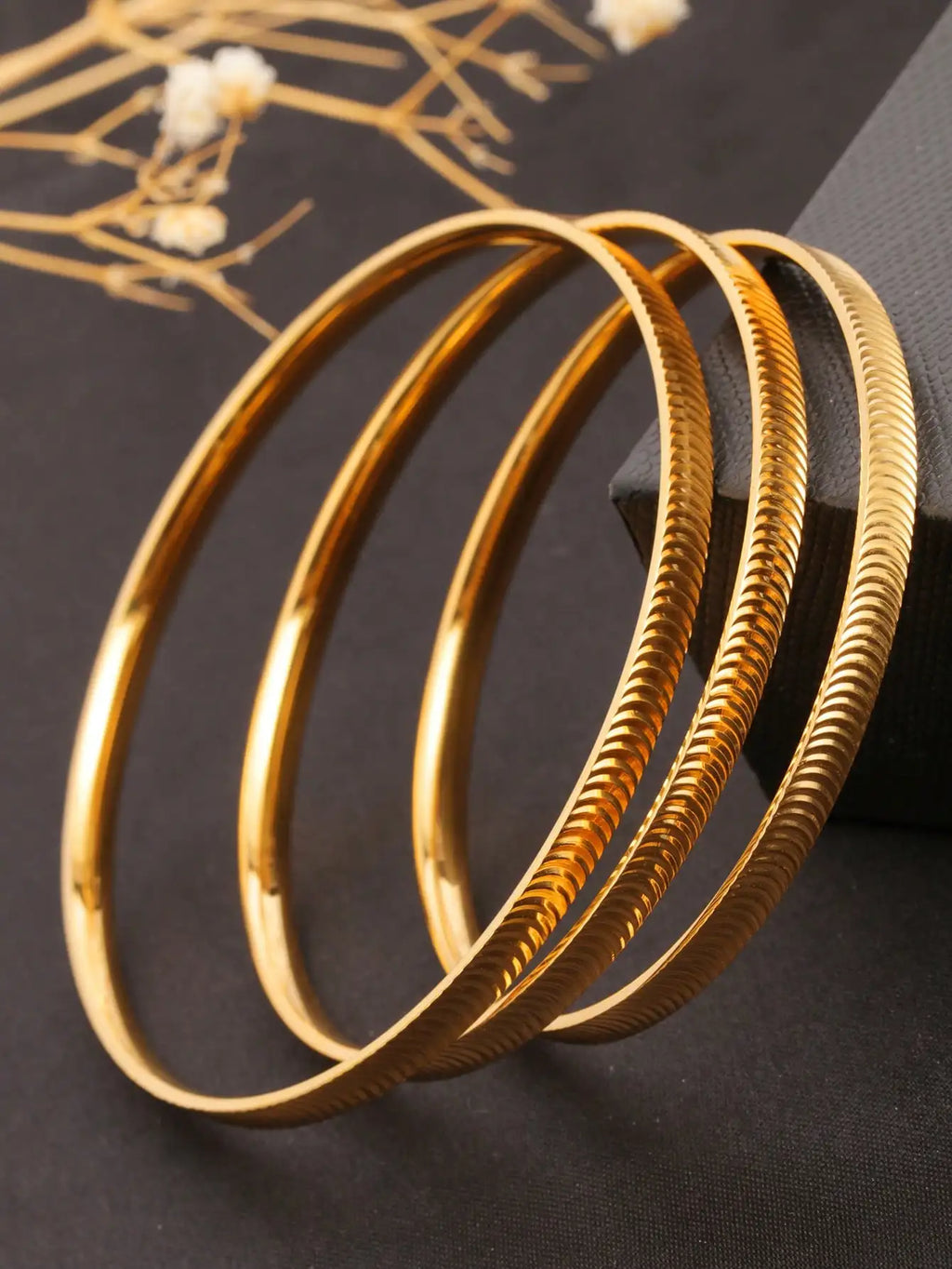 1 Piece of Striped, Polished, 18K Gold-Plated Stainless Steel Closed Bracelet, Trendy and Elegant, Unique and Fashionable, Suitable for Women to Wear Daily to Work or Commute, a Great Gift for Friends, a Gift for Girlfriend,
