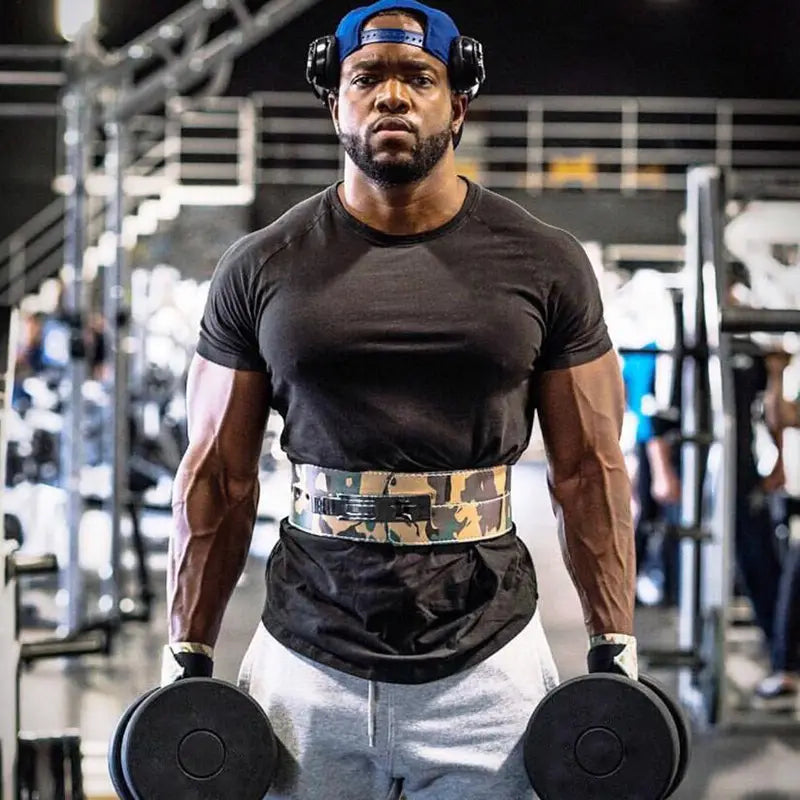 Ceinture de musculation à motif camouflage avec boucle en métal noir, associée à un t-shirt de sport en coton ajusté slim fit pour hommes, pour l’entraînement fitness.