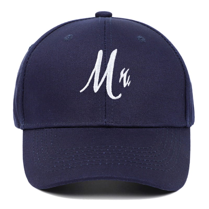 Casquette de baseball bleue marine avec broderie blanche du script « MR », issue de la collection de chapeaux parentaux « Mr et Mrs » brodés.