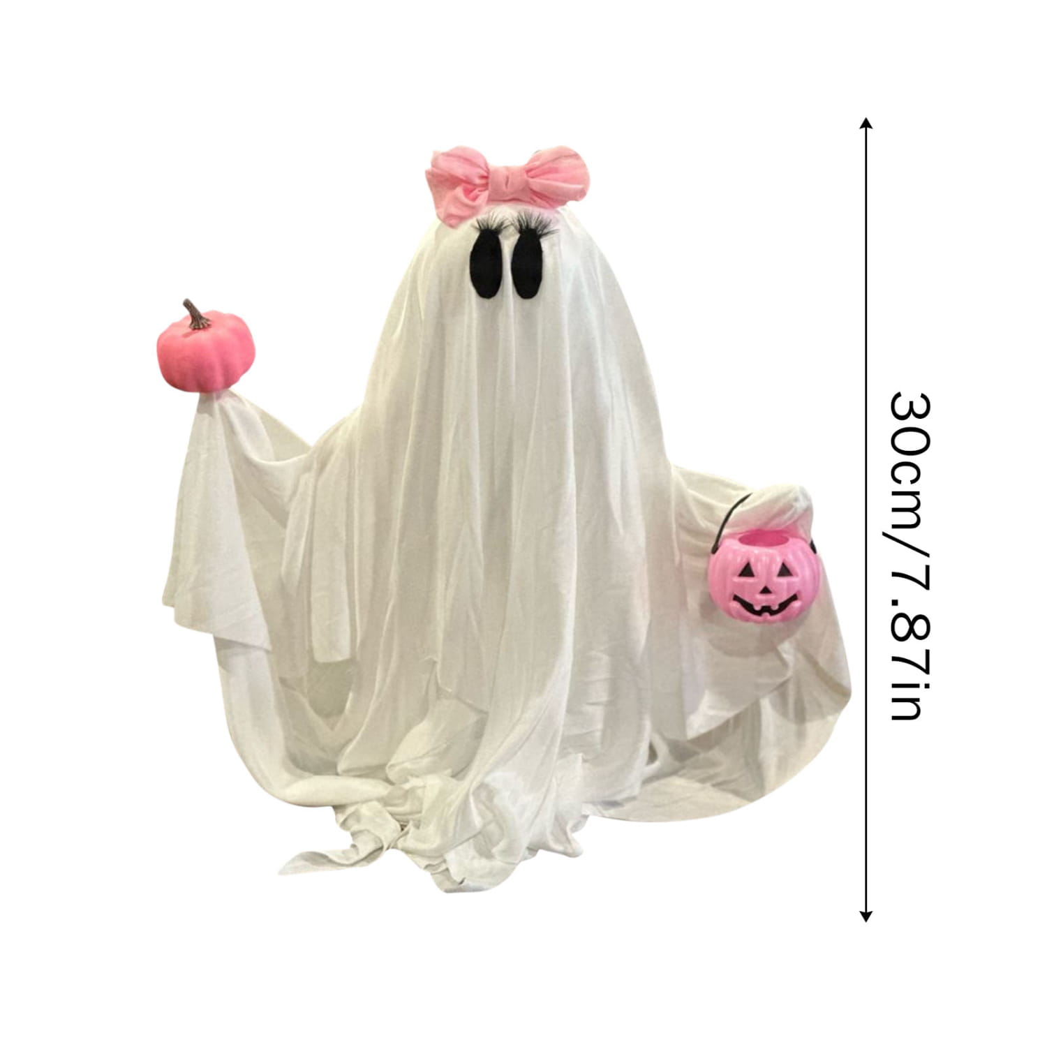 Eine plüschige weiße Geisterfigur mit einer rosa Schleife, schwarzen Wimpern, die einen kleinen rosa Kürbis hält und einen rosa Kürbis-Jack-o’-Lantern-Korb als rosa Kürbis-Geister-Halloween-Tischdekoration trägt.