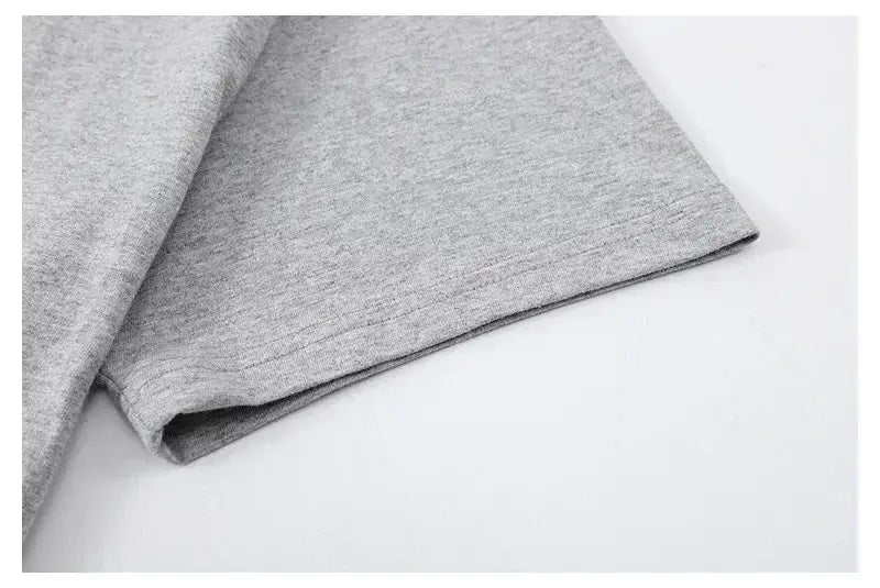 T-shirt vintage à motif de voiture de muscle en coton chiné gris clair, doux, avec un ourlet soigneusement plié.