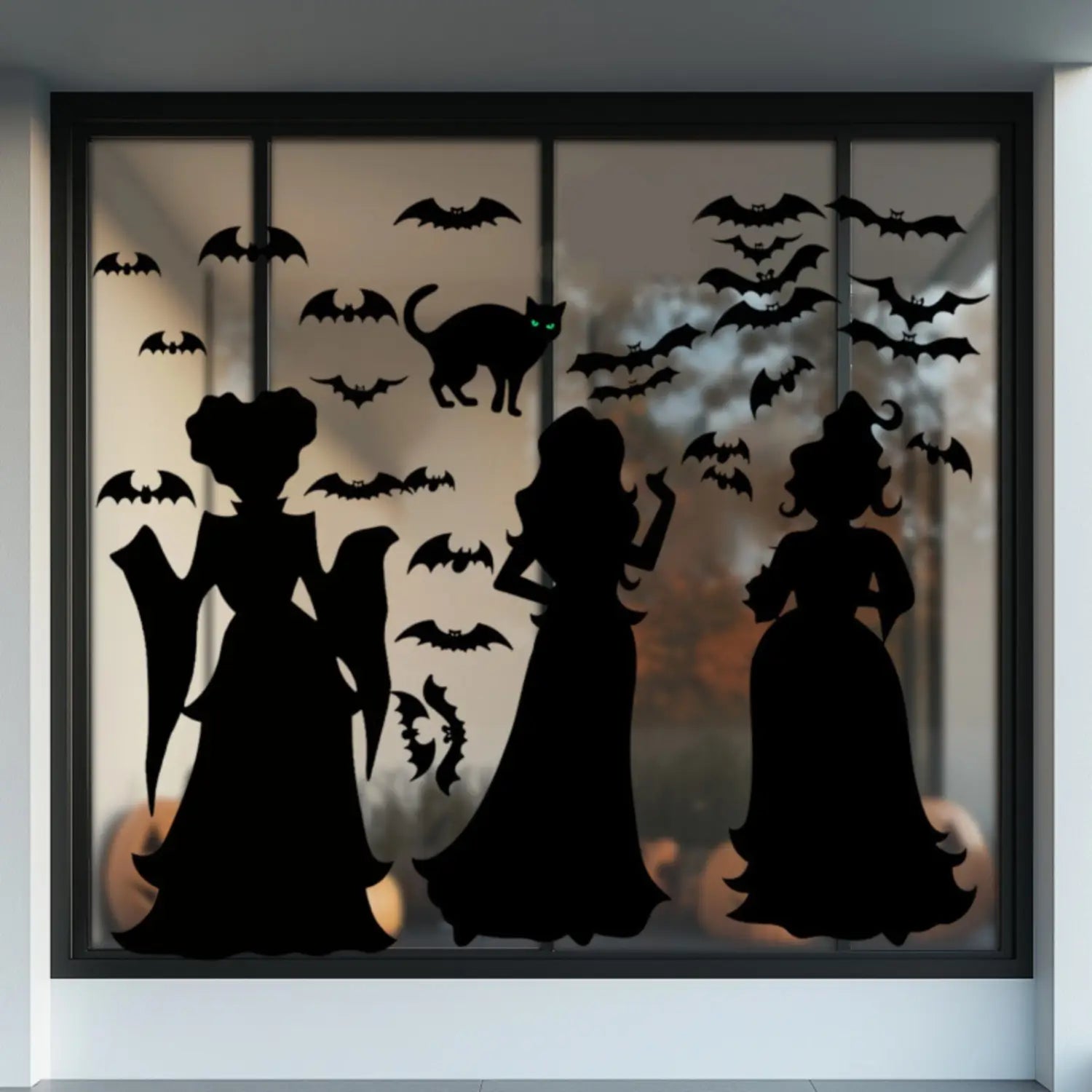Calcomanías de ventana para Halloween en color negro con siluetas de tres mujeres y un gato rodeado de murciélagos, diseñadas para la decoración del salón.
