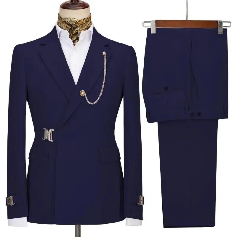 Ensemble deux pièces pour homme slim fit en costume bleu marine, design italien, style croisé avec boucle de ceinture à tonalité argentée et accessoire chaîne.