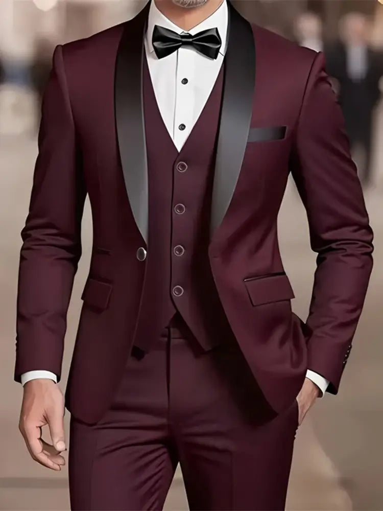 Ensemble smoking homme slim fit au bordeaux élégant, avec revers en satin noir et gilet assorti, présentant une coupe classique sur mesure et un type de fermeture simple.