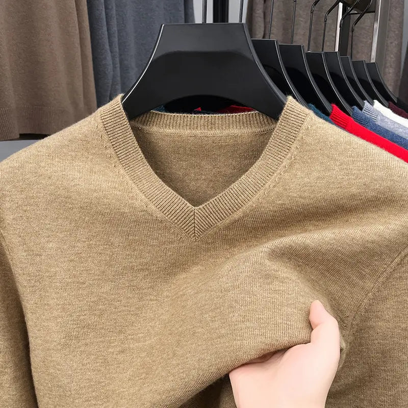 Ein weicher Herren-V-Ausschnitt-Strickpullover in Camel-Farbe mit geripptem Strickkragen und -körper.