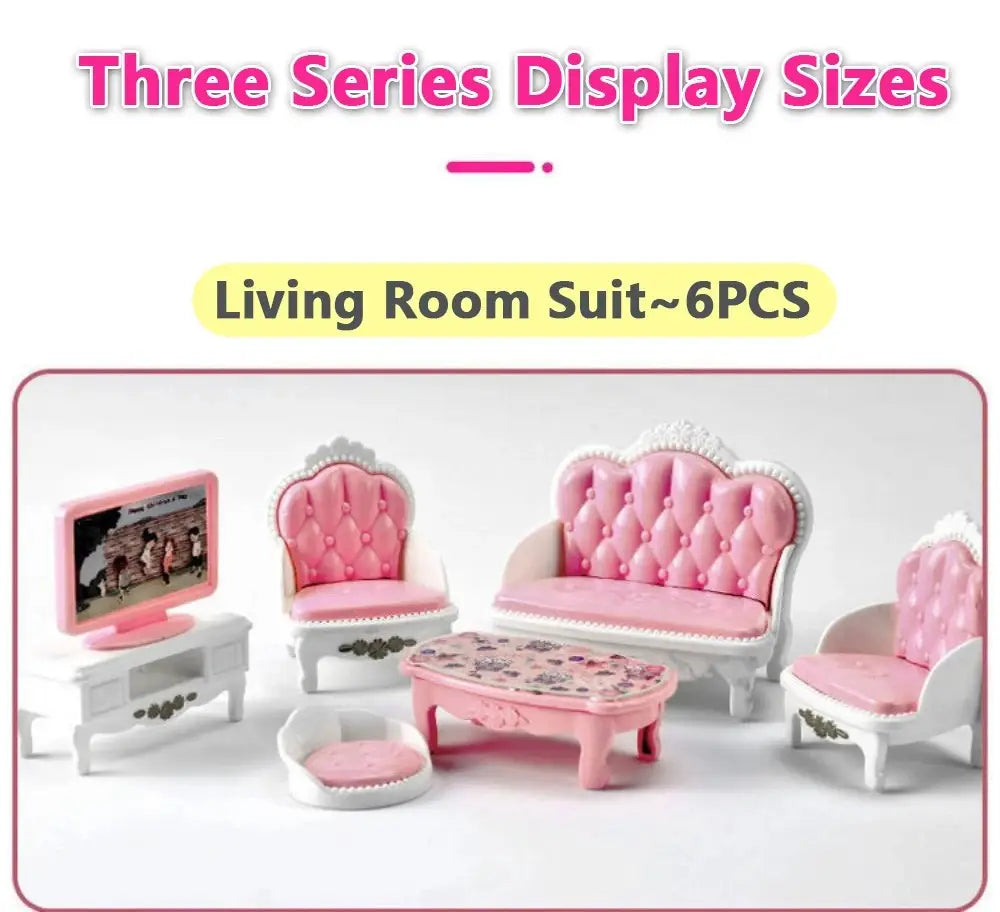 Set für eine Puppenhaus-Küchenzeile im Miniaturformat mit einer rosa gepolsterten Couch mit einem weißen, aufwendig verzierten Rahmen und passenden rosa Kissen.