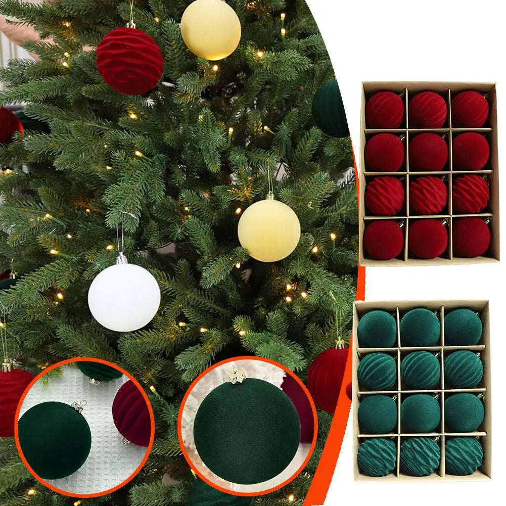 Rote und grüne Christbaumkugeln in Samtoptik mit gerippter Struktur in einem 12-teiligen grünen Sortimentsset zur Weihnachtsdekoration