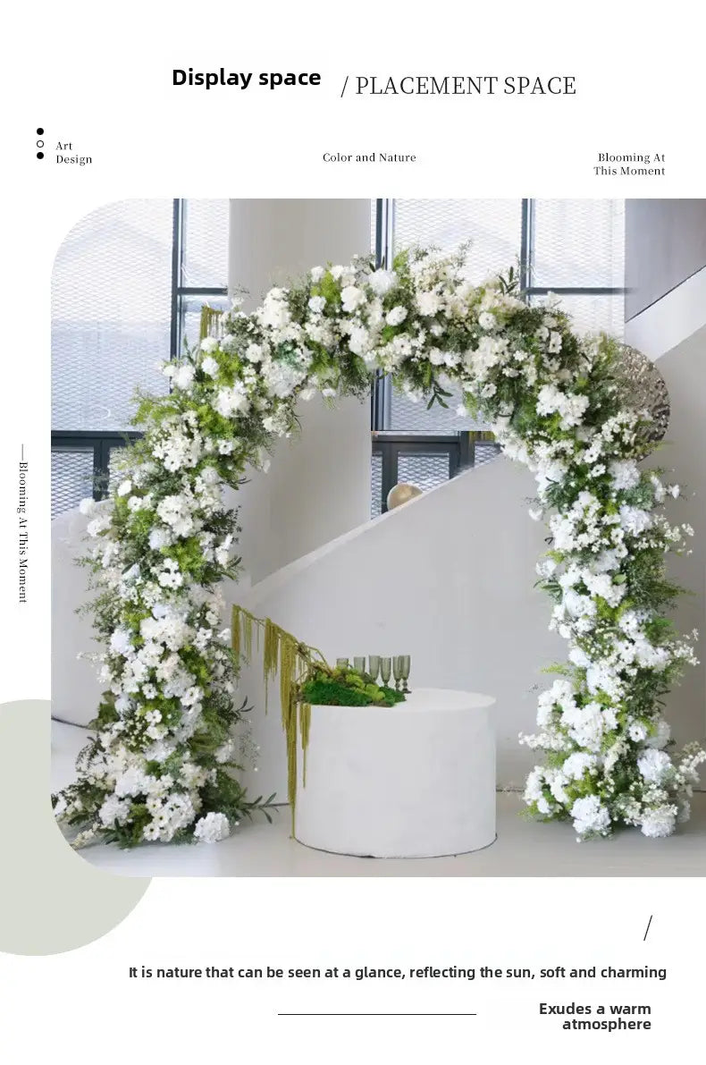 Arco floral para boda con soporte que presenta un arreglo arqueado exuberante de rosas blancas artificiales y vegetación.