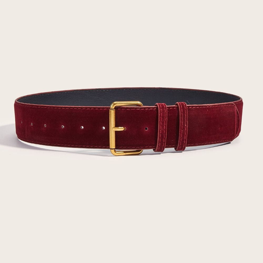 Ceinture large en daim bordeaux pour femmes, avec une boucle à la finition dorée et des bords assortis cousus.