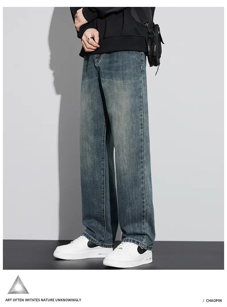 Jeans droits amples doublés de polaire pour homme en denim à lavage foncé, avec une coupe droite décontractée et un délavage subtil.